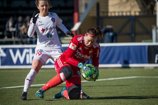 Rosengårds Iva Landeka mot Djurgårdens målvakt Gudbjörg