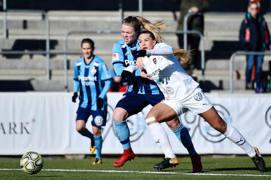 Djurgårdens Ingibjörg Sigurdadottir och Rosengårds Lisa-Marie Utland i kamp om bollen