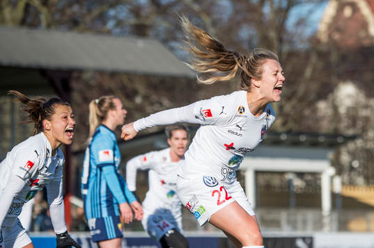 Rosengårds Fiona Brown jublar efter 2-1 med Alexandra Lowe Riley
