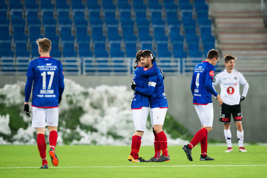 Daniel Fredheim Holm of Vålerenga celebrates