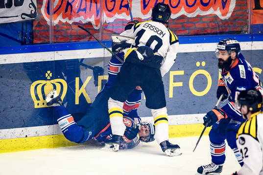 Brynäs Marcus Ersson tacklar Växjös Andy Miele