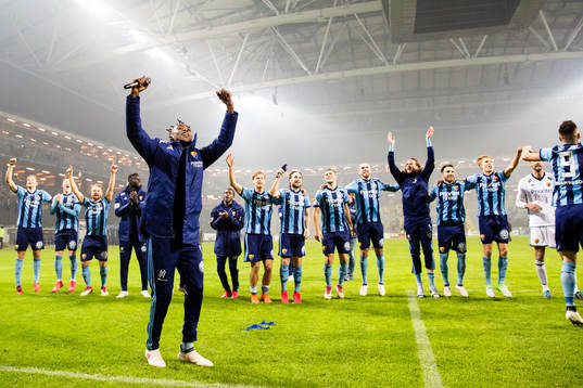 Djurgårdens Philana Tinotenda Kadewere sjunger en afrikansk sång med klacken
