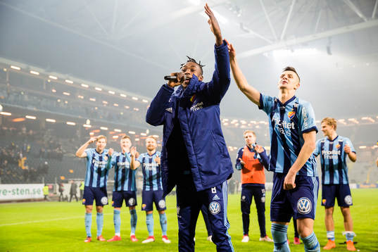 Djurgårdens Philana Tinotenda Kadewere sjunger en afrikansk sång med klacken