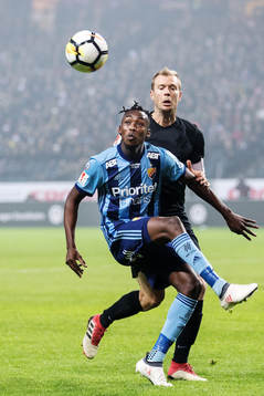 Djurgårdens Philana Tinotenda Kadewere i kamp om bollen