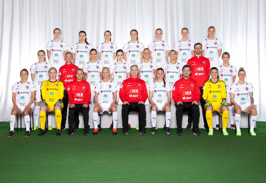  Ida Lyberg, Johanna Rytting Kaneryd, Iva Landeka, Fiona Brown, Ebba Wieder, Nellie Lilja, Glódís Perla Viggósdóttir. Mittenledet från vänster: Linnea Svensson, fysioterapeut Sara Nilsson, Nathalie Björn, Edina Filekovic, Sanne Troelsgaard, Lisa-Marie Karlseng Utland, analytiker Jonathan Bartling, Hanna Folkesson. Sittande från vänster: Ali Riley, Olivia Elofsson, assisterande tränare Malin Levenstad, Caroline Seger, huvudtränare Jonas Eidevall, Simone Boye, assisterande tränare - målvaktsansvarig Kenneth Mattsson, Zećira Mušović, Anja Mittag.