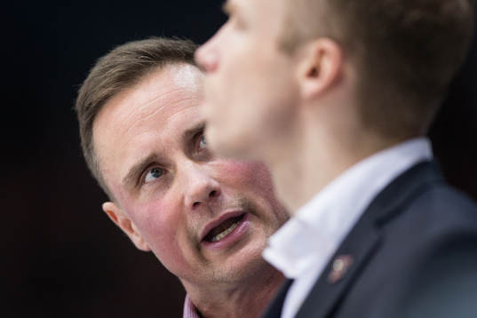 Frölundas tränare Roger Rönnberg och assisterande