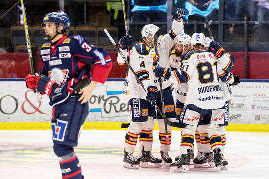 Djurgårdens Jesper Pettersson jublar med lagkamrater