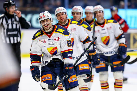 Djurgårdens Gustav Possler jublar med lagkamrater