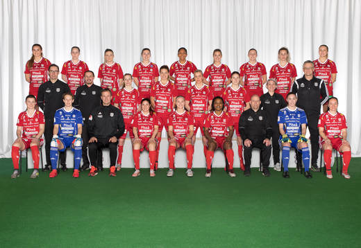  Andrea Norheim, Cecilia Edlund, Moa Similä, Jo Blankenship, Madelen Janogy, Ronja Aronsson, Selina Henriksson, Linn Viklund, Johanna Antti. Mittenledet från vänster: målvaktstränare Peter Bergstedt, matrialare Stig Blomkvist, Lena Blomkvist, Nina Jakobsson, Julia Karlernäs, Linnea Selberg, fysioterapeut Tanja Bäckström, Arne Zingmark. Sittande från vänster: Emelie Lövgren, Cajsa Andersson, tränare Fredrik Söderholm, Josefin Johansson, Ellen Löfqvist, Faith Ikidi Michael, tränare Stellan Carlsson, Moa Öhman, June Pedersen.