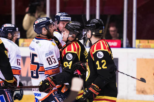 Brynäs Henrik Larsson i ett gruff med Växjös Liam Reddox