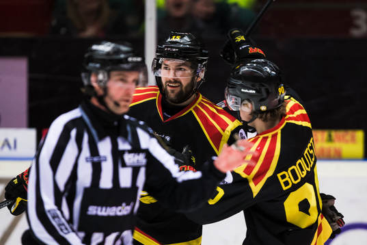 Brynäs Simon Bertilsson jublar med Jesper Boqvist efter 4-2