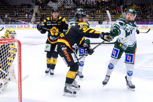 Skellefteås Fredrik Lindgren försvarar mot Färjestads