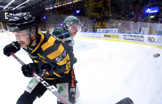 Skellefteås Jimmie Ericsson tacklas av Färjestads Joakim