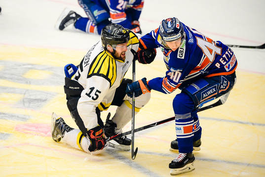 Kamp mellan Brynäs Simon Bertilsson och Växjös Elias