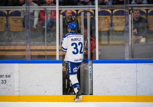 Leksands Patrick McNally på väg till utvisningsbåset