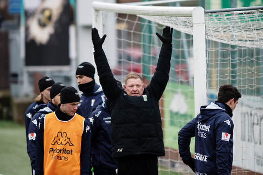 Assisterande tränare Alf Westerberg instruerar spelarna