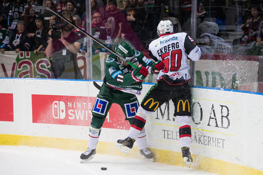 Frölundas Victor Olofsson tacklar Malmö Redhawks Tobias