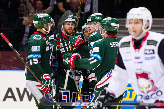 Frölundas Carl Grundström jublar