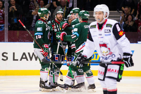 Frölundas Carl Grundström jublar