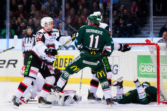 Malmö Redhawks Tobias Ekberg i kamp mot Frölundas Victor
