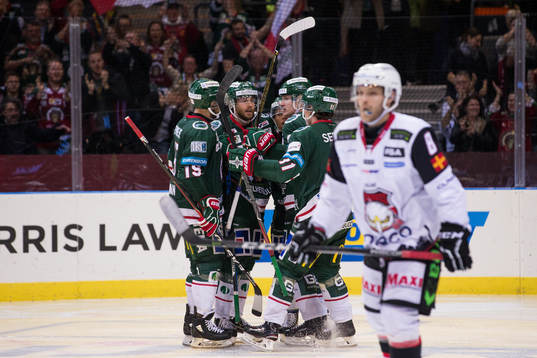 Frölundas Carl Grundström jublar med lagkamrater