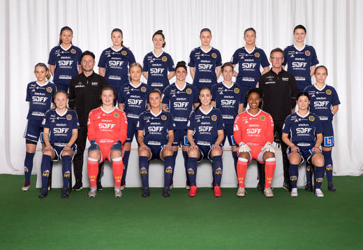  Anna Björklund, Amanda Hamrin, Venera Rexhi, Celina Karlsson, Ellinor Johansson, Sara Nimani. Mittenledet från vänster: Elsa Burvall, tränare Mattias Nylund, Alva Grahn, Anisa Guajardo, Sarah Elnicky, spelaransvarig Per Persson, Paulina Byström. Sittande från vänster: Wilma Wärulf, Ida Forsberg, Jessica Backman, Ida Markström, Nicole McClure, Amanda Månsson.