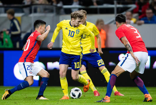 Chiles Charles Aranguiz och Enzo Roco försvarar sig mot Sveriges Emil Forsberg