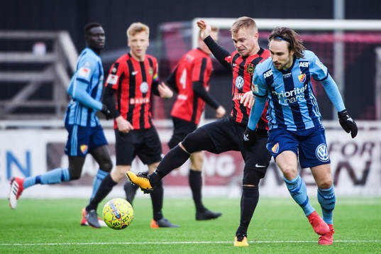 Brommapojkarnas Christoffer Brandeborn och Djurgårdens Kevin Walker i kamp om bollen