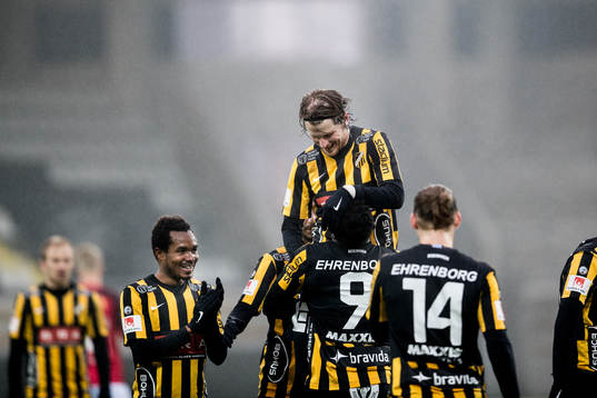 Häckens Alhassan Kamara målskytt firar med Erik Friberg i träningsmatchen i fotboll mellan Häcken och Falkenberg den 24 mars 2018 i Göteborg. 