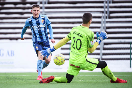 Djurgårdens Johan Andersson skjuter ett skott som räddas av Brommapojkarnas målvakt Nikola Petric