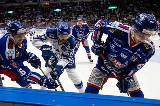 Leksands Patrick McNally och Oskarshamns Arsi Piispanen och