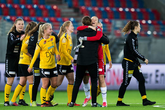 Goalkeeper Cecilie Fiskerstrand and the players of LSK Kvinner celebrate