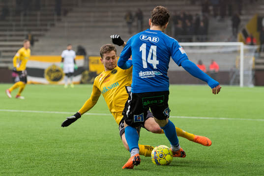 Elfsborgs Adam Lundqvist och Halmstads Höskuldur