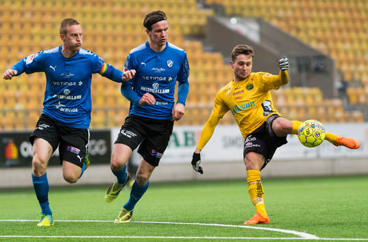 Elfsborgs Adam Lundqvist och Halmstads Peter Larsson och