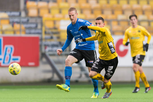 Elfsborgs Arian Kabashi och Halmstads Peter Larsson
