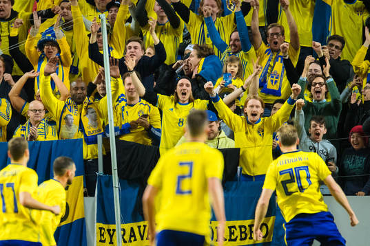 Sveriges Ola Toivonen jublar framför svenska fans