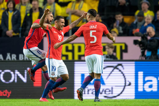 Chiles Marcos Bolados jublar med lagkamrater efter 1-2