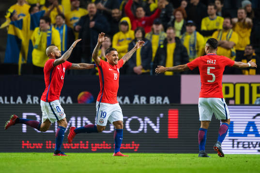 Chiles Arturo Vidal, Marcos Bolados och Paulo Diaz jublar efter 1-2-målet