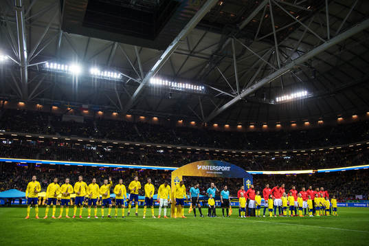 Lagens spelare står uppställda inför nationalsångerna