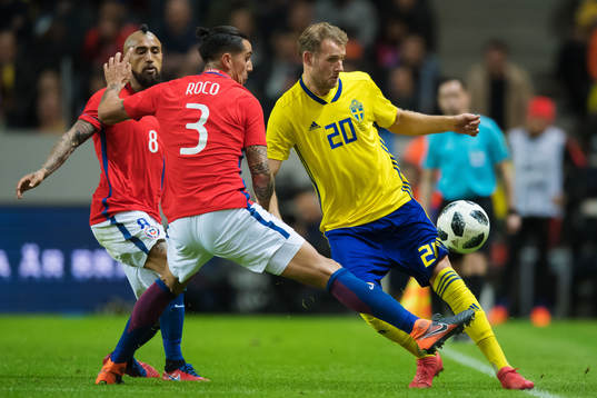 Chiles Arturo Vidal och Enzo Roco utmanas av Sveriges Ola Toivonen