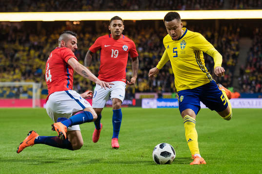 Chiles Mauricio Isla och Marcos Bolados utmanas av Sveriges