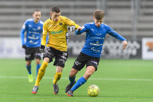 Elfsborgs Arian Kabashi och Halmstads Oscar Pettersson