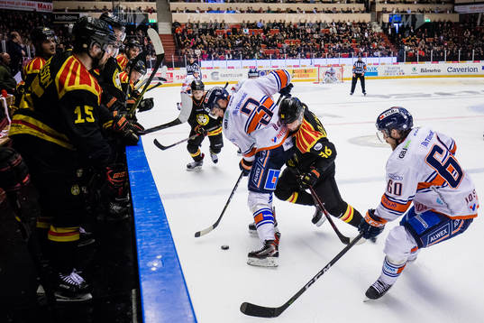 Brynäs Linus Ölund i kamp om pucken med Växjös Oliver