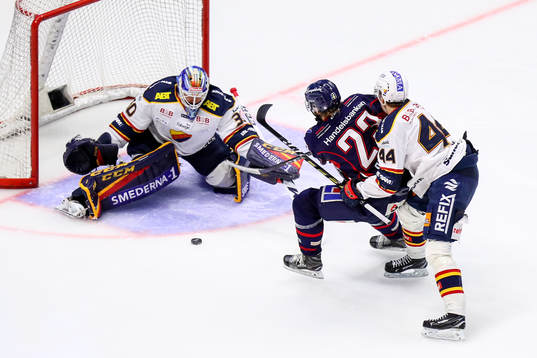 Linköpings Niklas Persson dras ner av Lukas Vejdemo