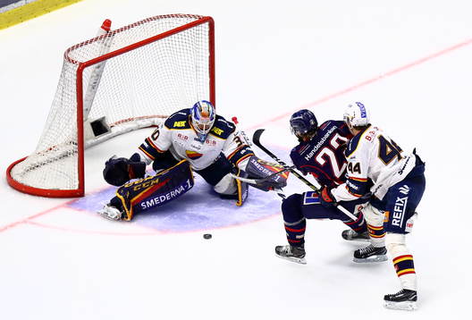 Linköpings Niklas Persson blir nerdragen och straff döms