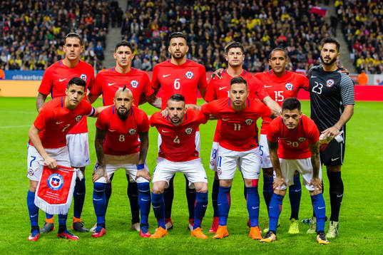  Enzo Roco, Pedro Pablo Hernandez, Guillermo Maripan, Angelo Sagal, Jean Beausejour och målvakt Johnny Herrera. Nedre raden från vänster: Alexis Sanchez, Arturo Vidal, Mauricio Isla, Eduardo Vargas och Charles Aranguiz
