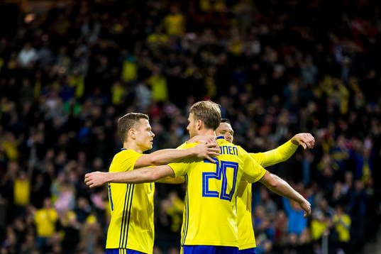 Sveriges Ola Toivonen jublar med Viktor Claesson och Marcus
