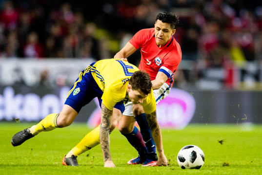 Chiles Alexis Sanchez i kamp med Sveriges Victor Nilsson Lindelöf