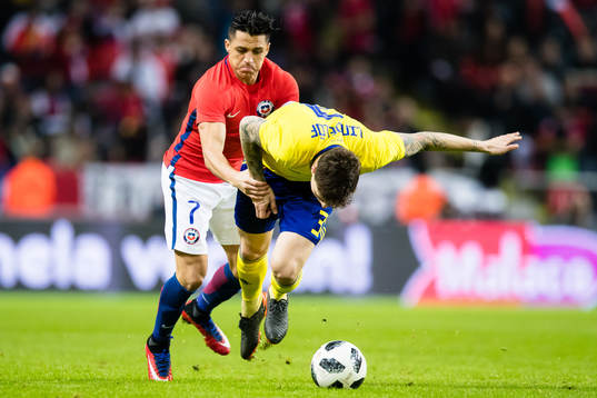 Chiles Alexis Sanchez i kamp med Sveriges Victor Nilsson Lindelöf