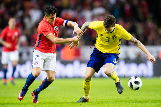 Chiles Alexis Sanchez i kamp med Sveriges Victor Nilsson Lindelöf